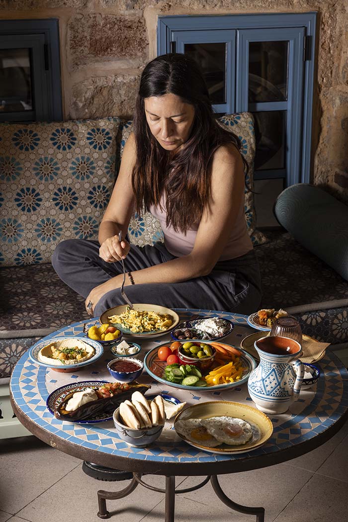 מלון ערבסק - אישה בארוחת בוקר